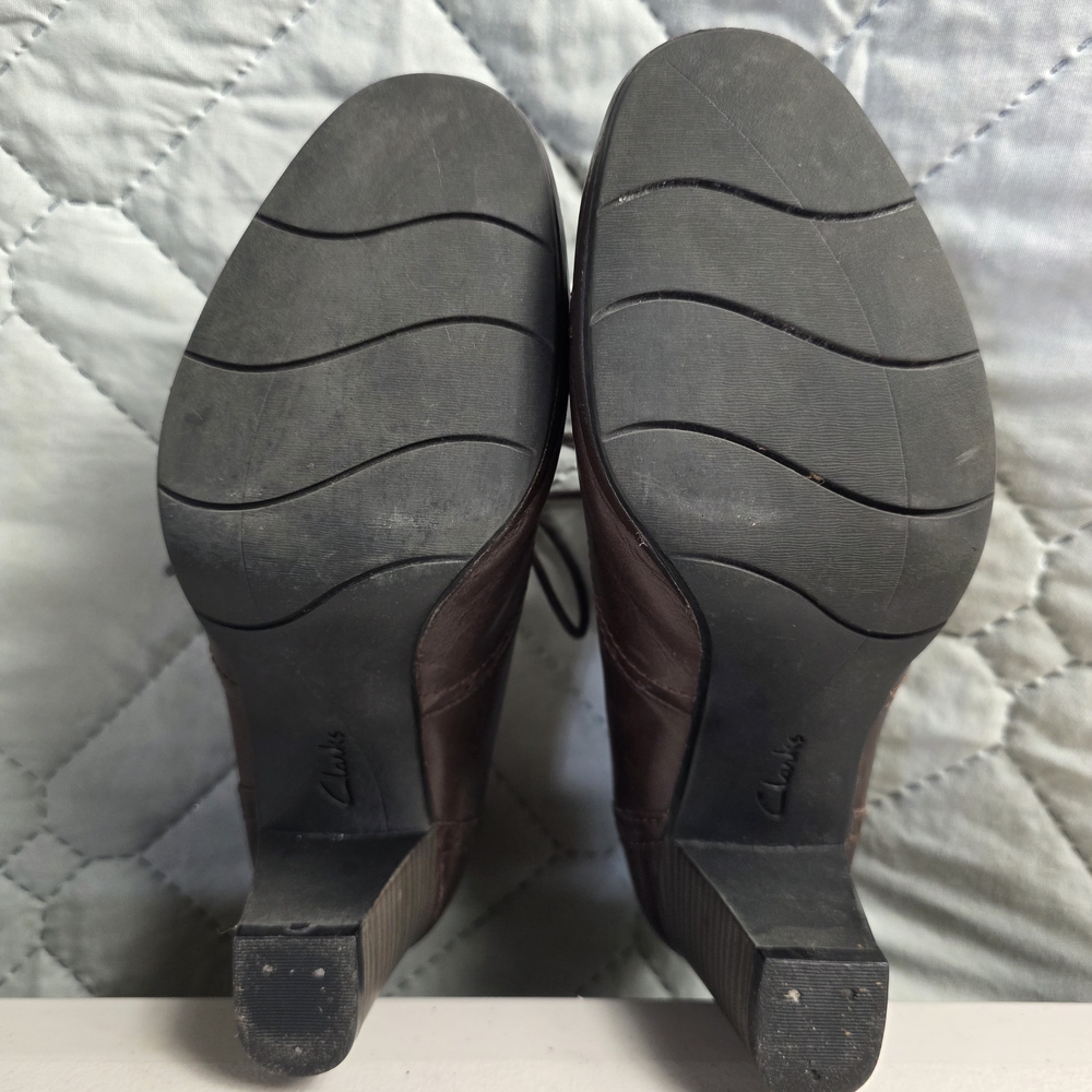 Clark’s Artisan Collection Women’s Block Heal Oxford Leather Shoes
Size 7.5M - Picture 9 of 12